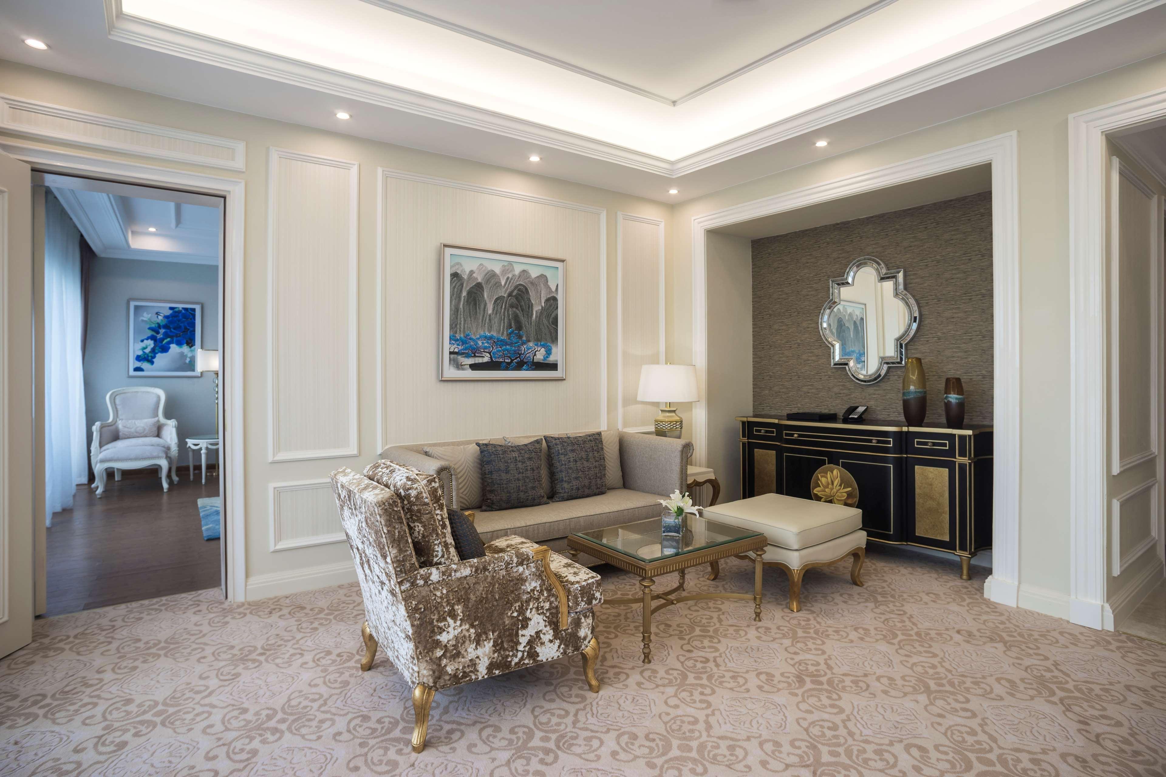 Radisson Blu Resort Phu Quoc Exterior foto A living room in a suite at the Ritz-Carlton, Singapore