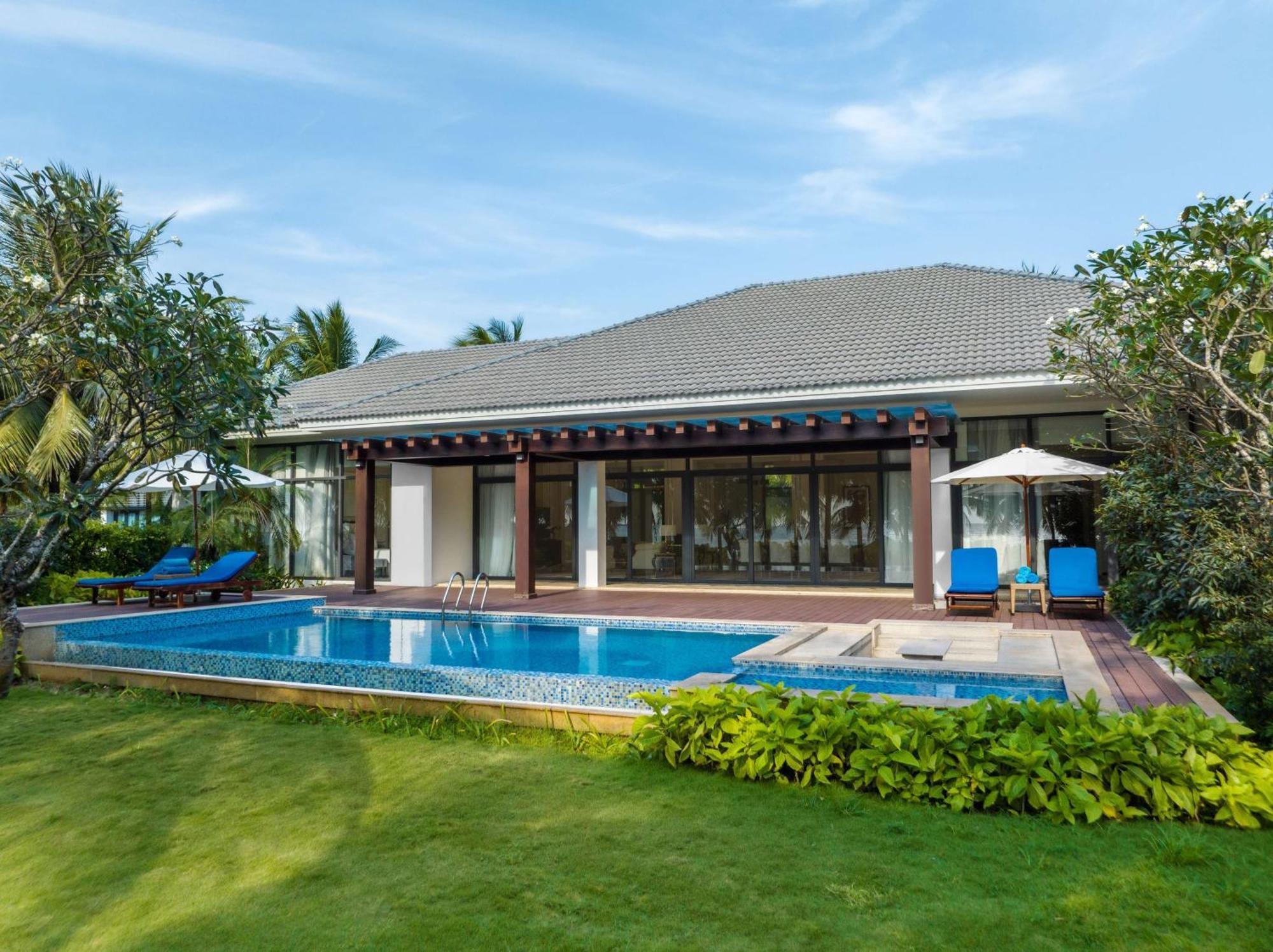 Radisson Blu Resort Phu Quoc Exterior foto A pool villa at Centara Villas Phuket Shambhala Resort and Spa